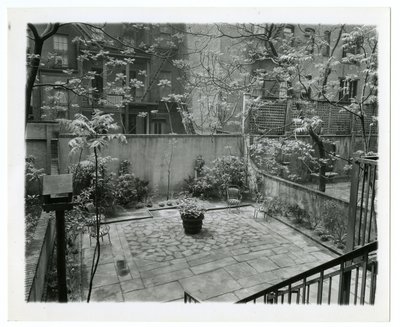 zadní terasa s ptačím domem, New York, USA, cca 1905-40 (želatinová stříbrná fotografie) od Jessie Tarbox Beals