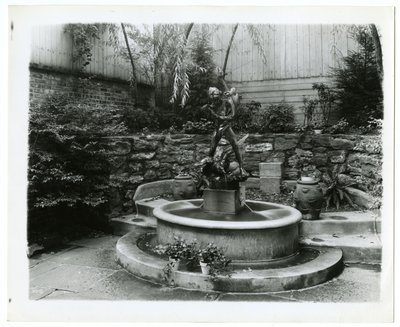 zahradní fontána, cca 1905-40 (želatinová stříbrná fotografie) od Jessie Tarbox Beals