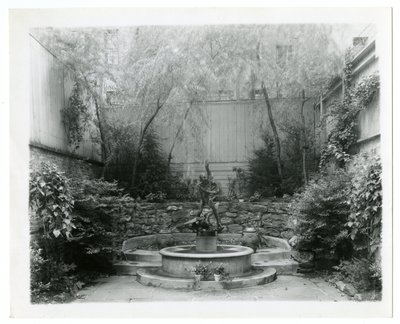 zahradní fontána, cca 1905-40 (želatinová stříbrná fotografie) od Jessie Tarbox Beals