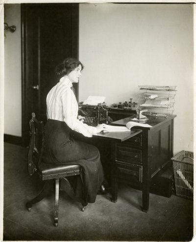 model s psacím strojem, cca 1905-18 (želatinová stříbrná fotografie) od Jessie Tarbox Beals