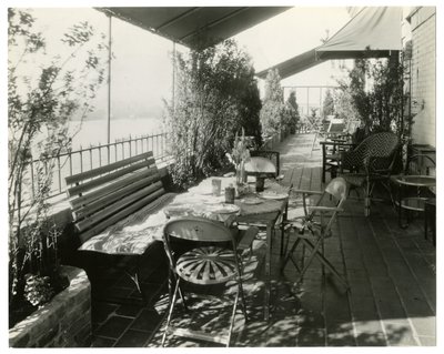 terasa s výhledem na řeku, cca 1936-37 (želatinová stříbrná fotografie) od Jessie Tarbox Beals