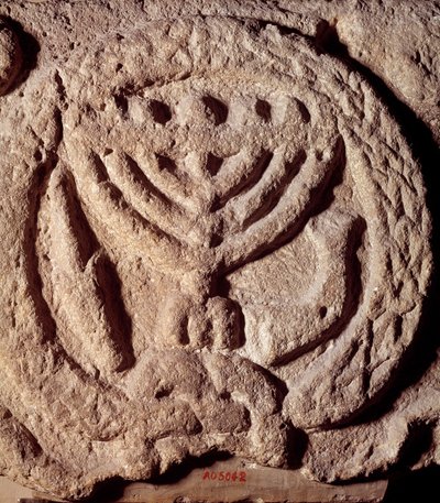 Judaismus: architektonický prvek v čediči synagogy zdobený svícnem se sedmi ratolestmi (Menora nebo Menora), palmou a trubkou. Z Transjordánska. Asi 100 n.l. Paříž, muzeum Louvre od Jewish School