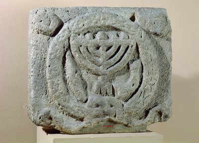 Reliéf zobrazující menoru z Umm Qeis (starověká Gadara) Jordánsko (čedič) od Jewish School