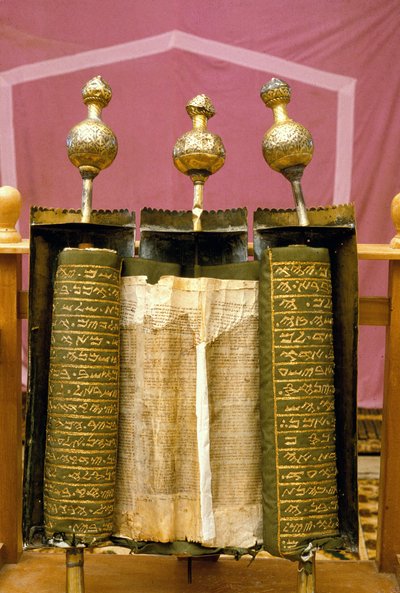 Samaritánský svitek Pentateuchu ve speciálně zdobeném stříbrném pouzdře od Jewish School