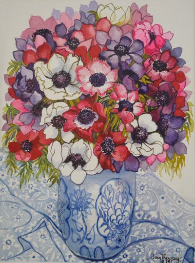 Sasanky v modrobílém květináči, s modrobílým textilem, 2000, od Joan Thewsey