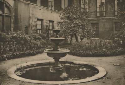 Starověký Mulberry Tree a fontána v Garden of Drapers Hall, c1935. od Joel