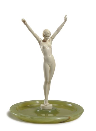 Extáze, kolem roku 1930 (slonovina a onyx) od Johann Philipp Ferdinand Preiss