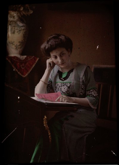 Žena za čtecím stolem od Johannes Hendrikus Antonius Maria Lutz