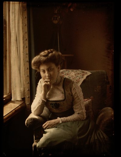Žena sedí u okna od Johannes Hendrikus Antonius Maria Lutz