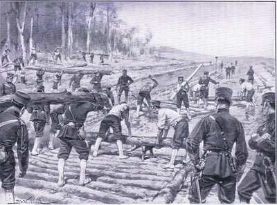 Japonští inženýři staví dřevěnou cestu pro vojáky, ilustrace z Cassells Historie rusko-japonské války Vol 1, kolem roku 1900 od Johannes Hermann Barend Koekkoek