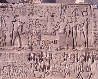 Egypt, Staré Théby, Luxor, chrámový komplex Karnak, okrsek Amun-Re, Velká sloupová síň, severní stěna, Reliéf s válečnými scénami Seti I v Sýrii a Palestině, detail s oběťmi bohům od Walter Charles Mills