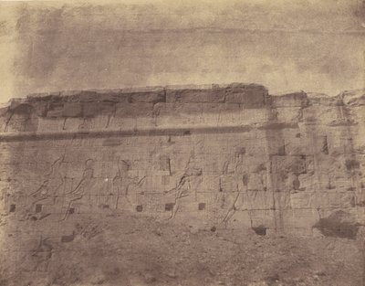 Edfu, sochy a nápisy východní fasády ohradní zdi od John Beasly Greene