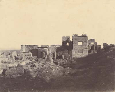 Medinet Habu. Pohled ze vstupu do paláce Ramses Méiamoun od John Beasly Greene