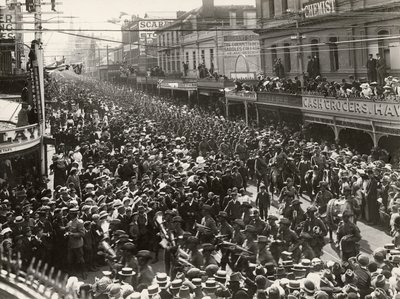 12. prapor AIF pochoduje městem před odjezdem do zámoří, Hobart, Tasmánie, 14. října 1914. od John Beattie