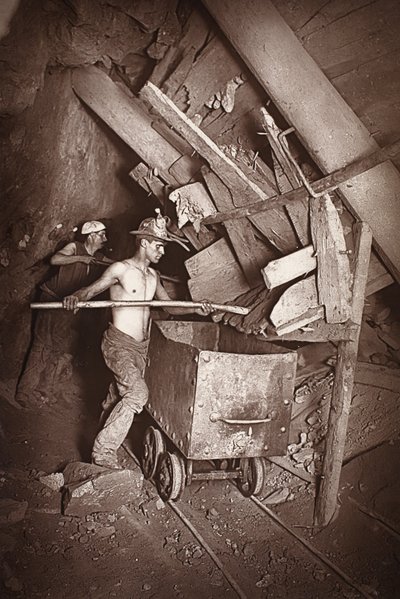 Mlýn na 412, důl Dolcoath, ilustrace z „Mongst mines and mineers, aneb Underground Scenes by Flash-Light“ od J. C. Burrowse a Williama Thomase, hospoda. 1893 (sépiová fotografie) od John Charles Burrow