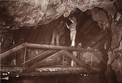 Most, důl East Pool, ilustrace z „Mongst mines and mineers, or Underground Scenes by Flash-Light“ od J.C. Burrowse a Williama Thomase, hospoda. 1893 (sépiová fotografie) od John Charles Burrow