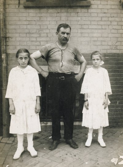 Dělník a jeho dcery, Kensington, Philadelphia od John Frank Keith