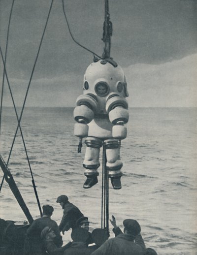 Věčný boj proti moři: Obrněné pouzdro pro hlubinného potápěče, c1935 od John Hammerton