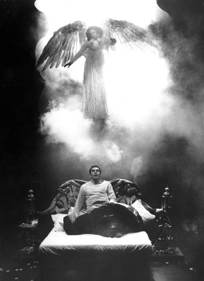Andělé v Americe (Angels In America), jehož autorem je Tony Kushner od John Haynes