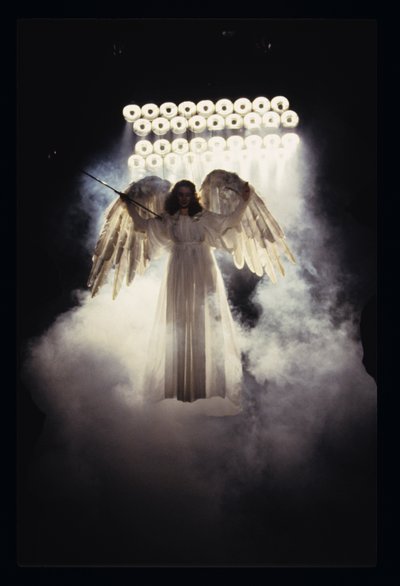 Andělé v Americe (Angels In America), jehož autorem je Tony Kushner od John Haynes
