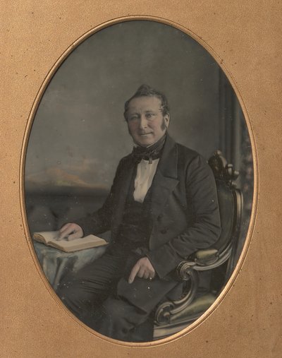 Sedící muž ukazující na průchod v otevřené knize, 50. léta 19. století. od John Jabez Edwin Mayall