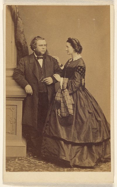 [Neznámý pár, stojící] od John Jabez Edwin Mayall