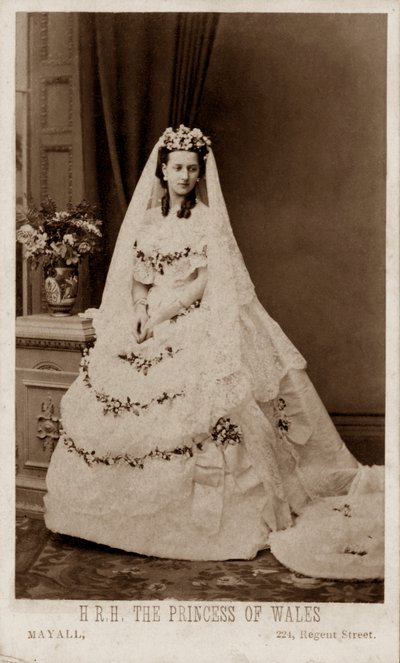 Dánská princezna Alexandra ve svatebních šatech pro svatbu s princem z Walesu, budoucím králem Edwardem VII od John Jabez Edwin Paisley (after) Mayall