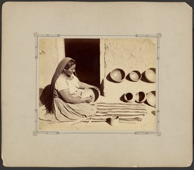Žena leštící keramiku od John K. Hillers