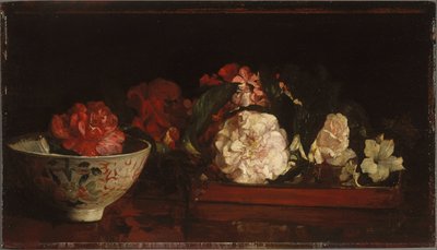 Květiny na japonském podnosu na mahagonovém stole od John La Farge