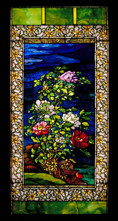 Okno: Pivoňky ve větru, případně
1889/přepracováno do roku 1908 Olovnaté sklo s měděnou fólií) od John La Farge or Lafarge