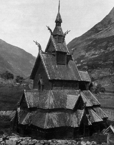 Dřevěný kostel Borgund v Norsku (12. století) (černobílá fotografie) od John Lawson Stoddard