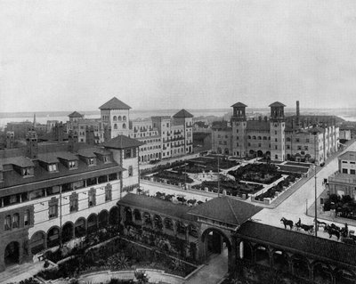 Hotely v Saint Augustine, Florida: Alcazar, de Cordoue, Pont de Leon, c. 1900 (černobílá fotografie) od John Lawson Stoddard