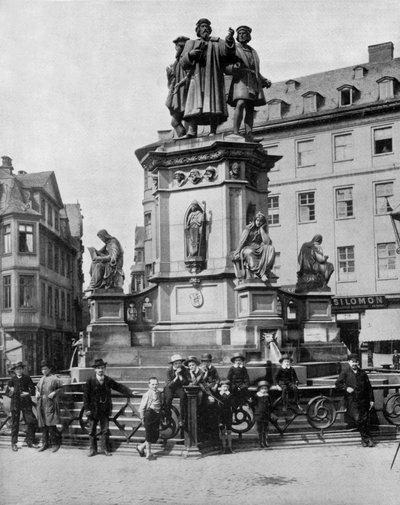 Památník na památku Gutenberga (v.1397-1468), německého vynálezce knihtisku, Francfort (č/b foto) od John Lawson Stoddard