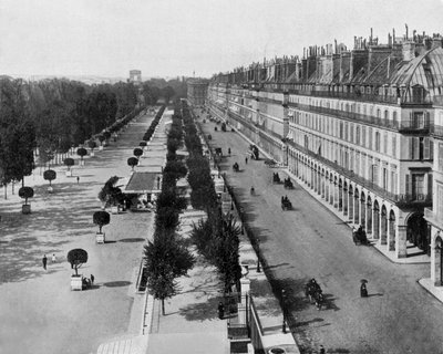 Ulice Rivoli v Paříži, na l: Tuileries garden, v pozadí: Arch of Triumph, c. 1900 (černobílá fotografie) od John Lawson Stoddard
