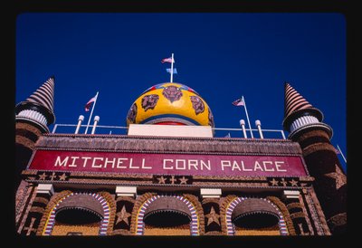 Corn Palace, pohled z nízkého úhlu, Mitchell, Jižní Dakota, USA od John Margolies