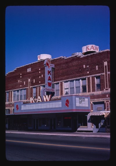 Kaw Theater, Washington Street, Junction City, Kansas, USA od John Margolies
