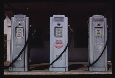 Olympic Gas Pumps, San Diego, Kalifornie, USA od John Margolies