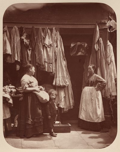 Obchod se starým oblečením, sedm číselníků od John Thomson