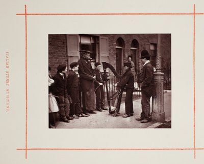 Italští pouliční hudebníci, 1877. od John Thomson