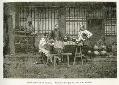 Řemeslníci z cloisonnské dílny v Pekinu. Rytina podle fotografie M. Thomsona pro ilustraci cesty do Pekinu a severní Číny od T. Chutze, v roce 1873, publikovaná v „“ Le tour du monde ““ 1876, editoval Edouard Charton, vydání Hachette, Pa od John Thomson