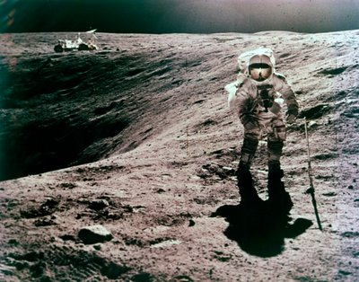 Astronaut Charles Duke na místě přistání Descartes, mise Apollo 16, duben 1972. od John Watts Young