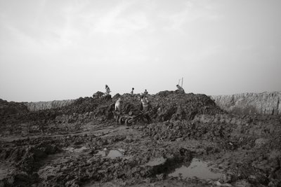 Továrny na cihly v Kalkatě, Indie, 2016 (foto) od Jon Nicholson