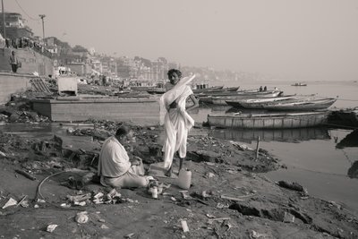 Manikarnika Ghat, Váránasí, 2016 (foto) od Jon Nicholson