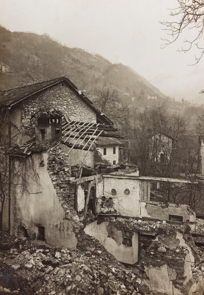 Album "Meine weltkriegs - Erinnerungen Jihozápadní fronta (Korutany, Itálie, Jižní Tyrolsko) (Moje světová válka - vzpomínky na jihozápadní frontu v Korutanech, Itálie, Trentino-Alto Adige) 31/03/1915-12/11/ 1918 - Josef Zohles Wien ": trosky domu (čb od Josef Zohles