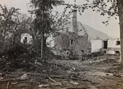Album "Moje světová válka - vzpomínky na jihozápadní frontu v Korutanech, Itálie, Trentino-Alto Adige) 31.3.1915-12.11. 1918 - Vídeň Josefa Zohleho ": sutiny v Bovci (čb foto) od Josef Zohles