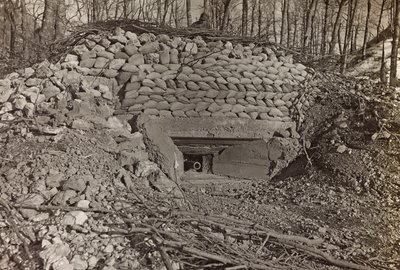 Album "Moje světová válka - vzpomínky na jihozápadní frontu v Korutanech, Itálie, Trentino-Alto Adige) 31.3.1915-12.11. 1918 - Josef Zohles Vídeň ": vojenský bunkr s dělem od Josef Zohles