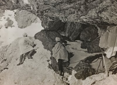 Album "Moje světová válka - vzpomínky na jihozápadní frontu v Korutanech, Itálie, Trentino-Alto Adige) 31.3.1915-12.11. 1918 - Josef Zohles Vídeň ": vojenský bunkr v hoře od Josef Zohles