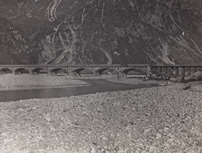Album "Moje světová válka - vzpomínky na jihozápadní frontu v Korutanech, Itálie, Trentino-Alto Adige) 31.3.1915-12.11. 1918 - Vídeň Josefa Zohleho ": vojenský most přes Ta od Josef Zohles