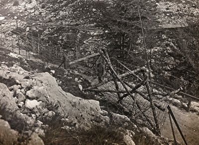 Album "Moje světová válka - vzpomínky na jihozápadní frontu v Korutanech, Itálie, Trentino-Alto Adige) 31.3.1915-12.11. 1918 - Josef Zohles Vídeň ": ostnatý drát (č/b foto) od Josef Zohles