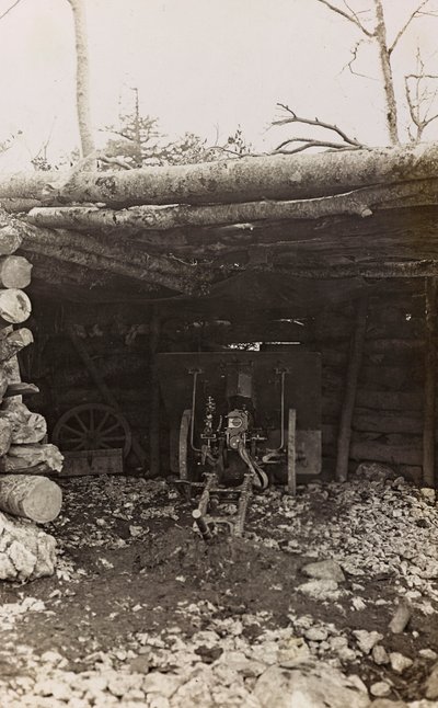 Album "Meine weltkriegs - Erinnerungen Jihozápadní fronta (Korutany, Itálie, Jižní Tyrolsko) (Moje světová válka - vzpomínky na jihozápadní frontu v Korutanech, Itálie, Trentino-Alto Adige) 31/03/1915-12/11/ 1918 - Josef Zohles Wien ": chatrč s dělem (čb od Josef Zohles